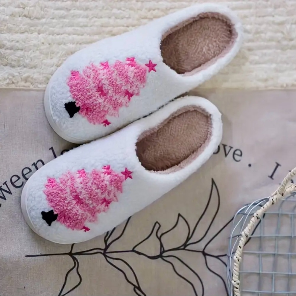 Pink Christmas Tree Women Cozy Slippers Size 7 1/2 - 8 Cozy Winter - Picture 3 of 7